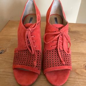 New in box salmon colored heels: Tahari